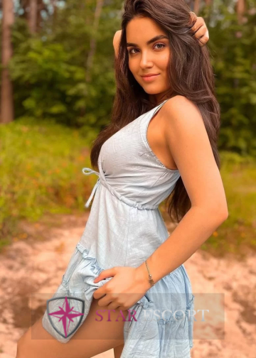 Summer Jong Kinky BDSM Amsterdam Escort Dame